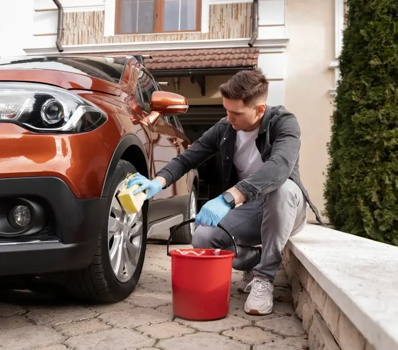 Lavage auto à domicile Charnizay : professionnel intervenant sur un véhicule